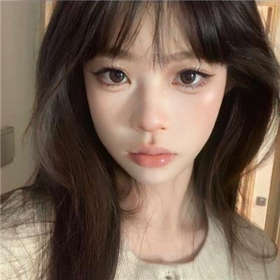 黑白照片的少女